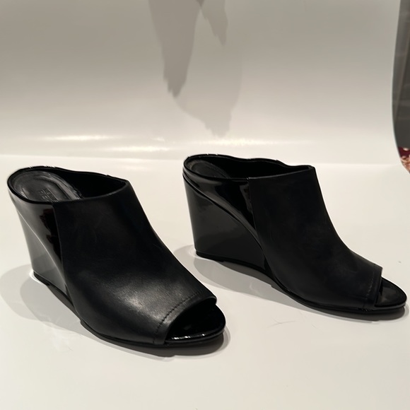 Very interesting and uniquely elegant open toe boot just for you! - Picture 2 of 5